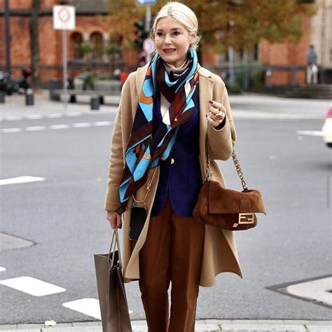 hhow i chose a hermes scarf|hermes scarf street style.